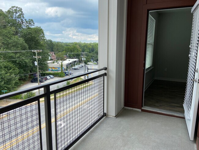 Building Photo - 503 E Stone Ave