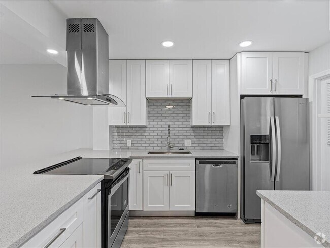 Building Photo - 3150 N Palm Aire Dr