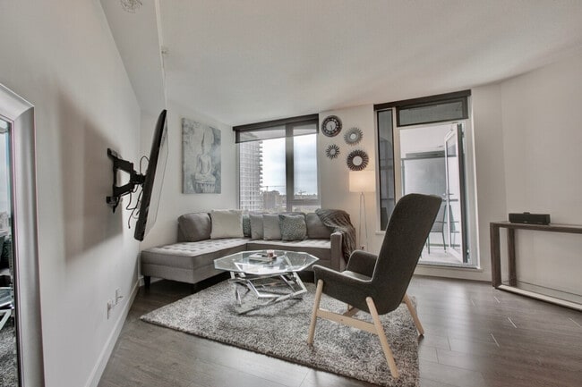 Building Photo - 30 Smithe St