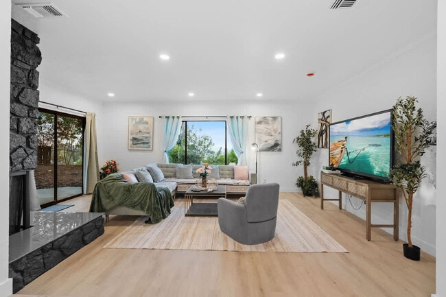 Foto del edificio - 5048 Bluff Pl