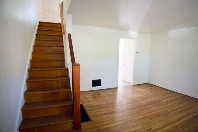 Foto del edificio - Cute & Cozy Interior Rowhome