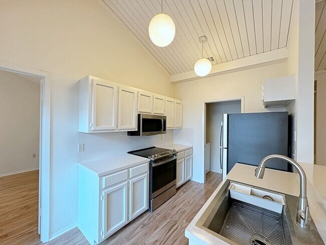 Foto del edificio - 2 Bedroom Condo for rent off Essen Lane
