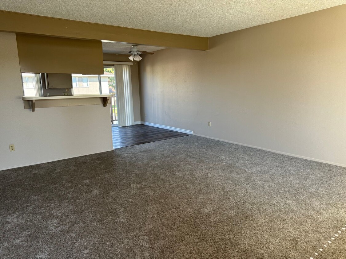 Primary Photo - 3 Bedroom 2 Bath Condo Available Now!