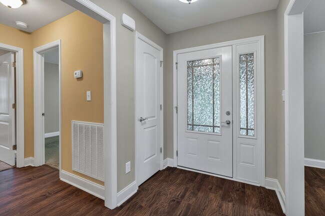Building Photo - 128 Willow Tree Dr