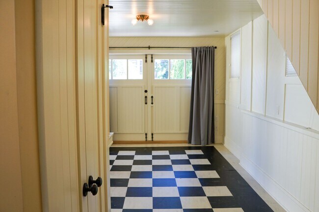 Building Photo - Beautifully Renovated 1-Bedroom "Carriage ...