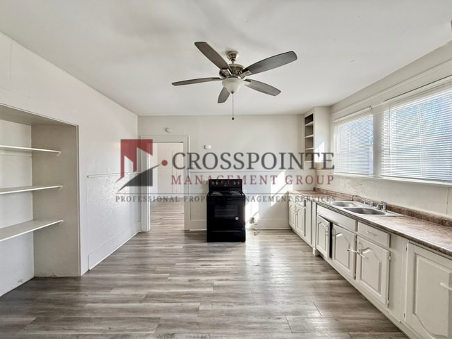 Building Photo - Bow St Triplex