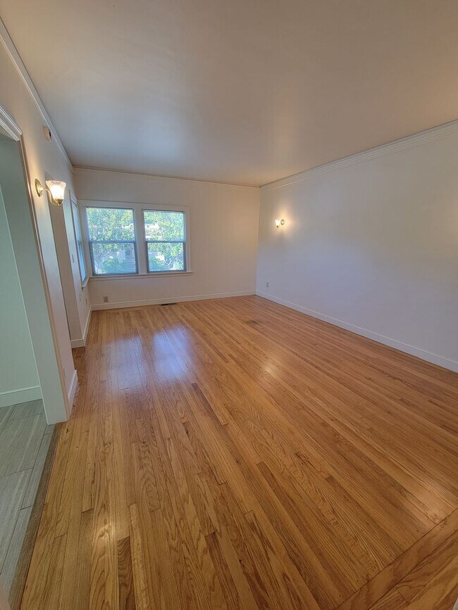 Building Photo - Spacious 2 Bedroom 1 Bath Duplex close to ...