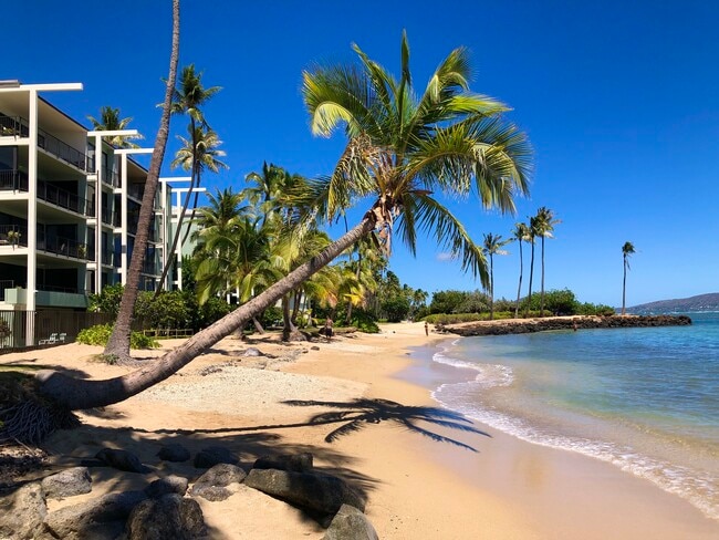 Golden Sands and Gentle Waters fronting the Unit - 4999 Kahala Ave Apartment