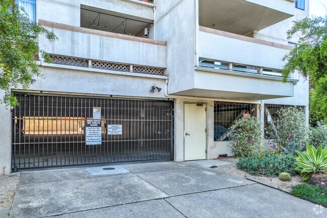 Building Garage - 655 Chetwood St