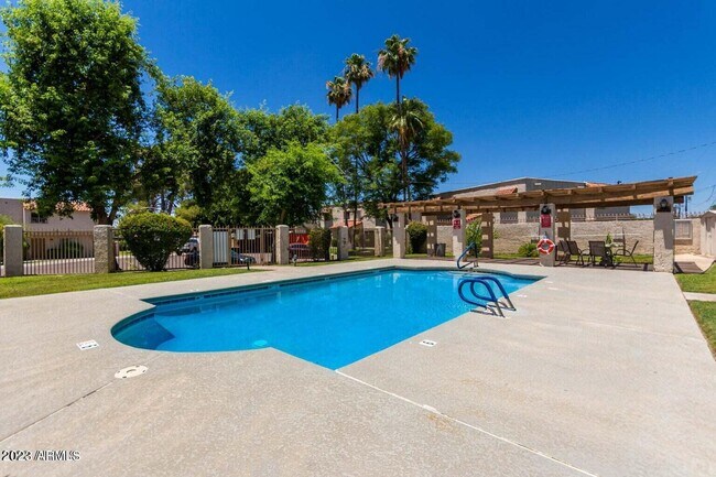 Foto del edificio - 8805 N 12th Pl