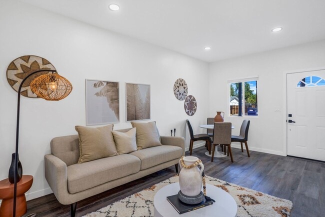 Foto del edificio - Beautiful Renovated 2 Bed/1 Bath with Yard