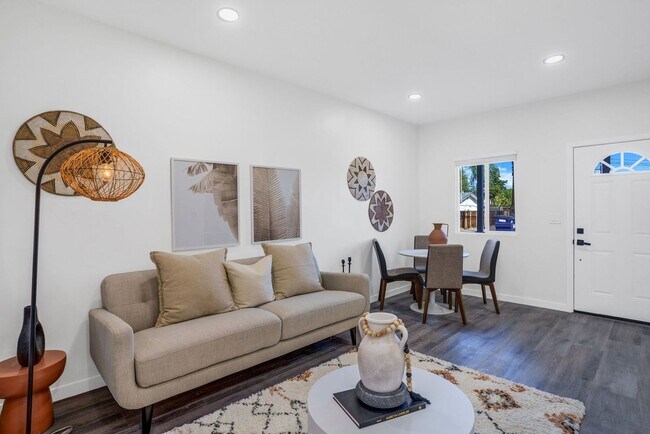 Building Photo - Beautiful Renovated 2 Bed/1 Bath with Yard