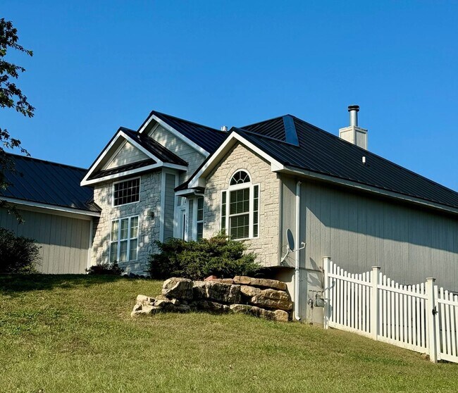 Foto del edificio - Stunning 4BR 3BA Home w/ Garage & Deck • Full Kitchen Suite • Deck in Platte City