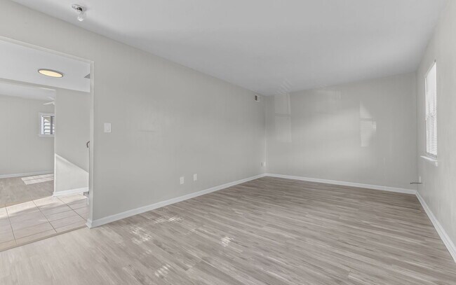 Building Photo - 809 Hampstead Ct