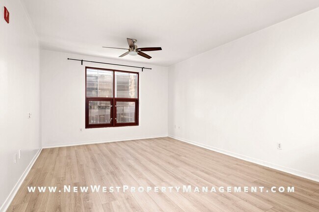 Foto del edificio - Spacious East Village Penthouse Studio at Metrome! Small Pet Ok! 1 Parking Space Included!