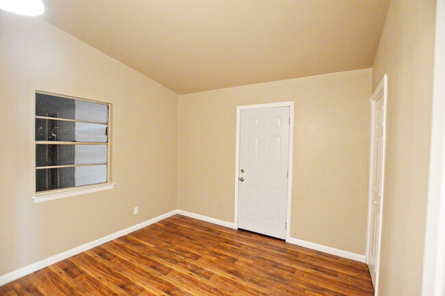 Building Photo - 1221 Crest Park Dr
