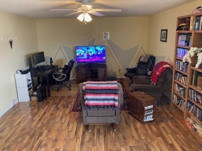 Foto del edificio - 1205 Boswell Dr