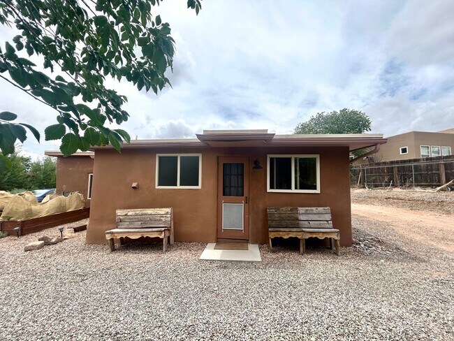 Building Photo - Charming W. Alameda Guest House