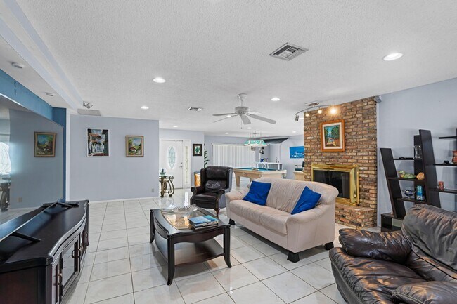 Building Photo - 1345 Sailboat Cir