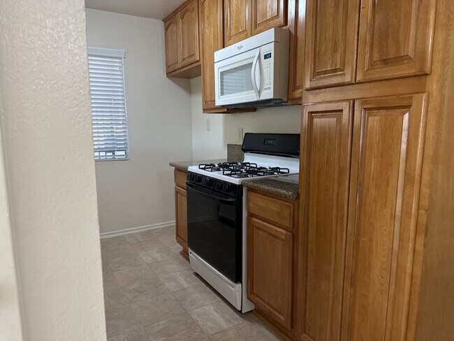 Building Photo - 3 Bed, 2 Bath Duplex with Open Floor Plan ...