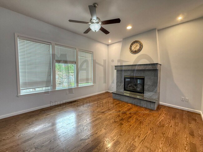 Foto del edificio - **MOVE IN SPECIAL** Spacious Eagle Ridge Home