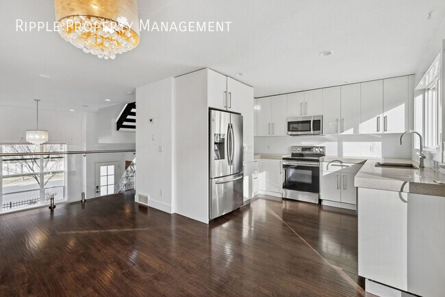 Building Photo - AMAZING 3 BEDS/ 2.5 BATHS TOWNHOUSE