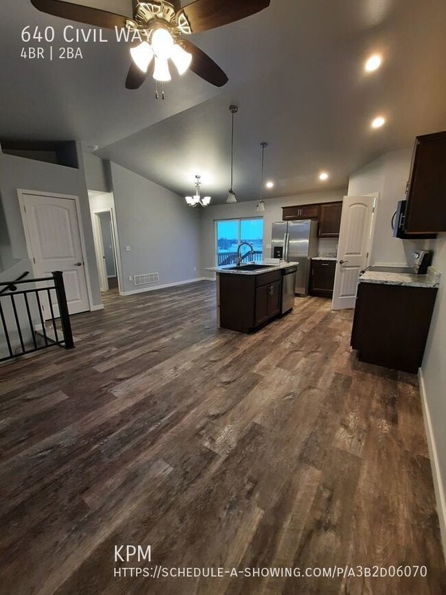 Building Photo - * PENDING APPLICATION * 4 BED | 2 BATH | D...
