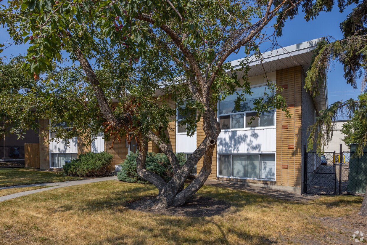 Building Photo - 920 69 Av SW