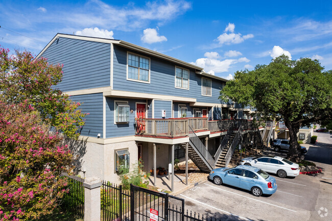 Foto del edificio - Travis Oaks Condominiums