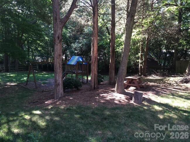 Foto del edificio - 733 Meadow Lake Dr