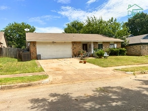 Building Photo - 3104 Woodlark Dr