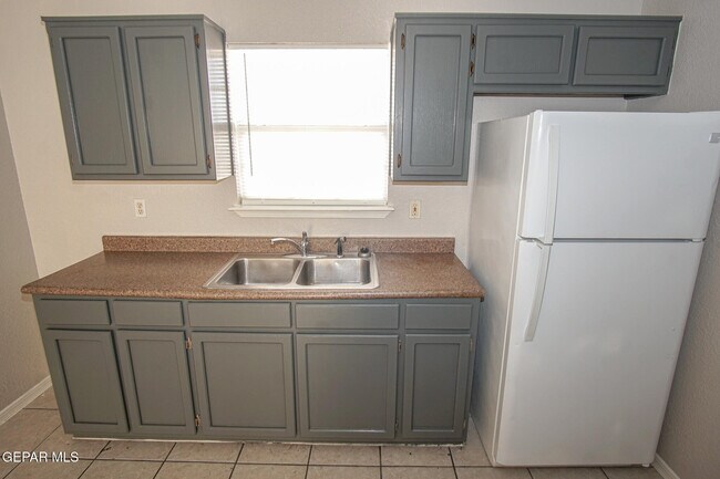 Building Photo - 216 S Schutz Dr