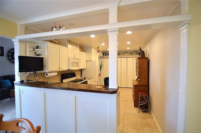 Building Photo - Aurora 3 Bed, 3 Bath Townhome