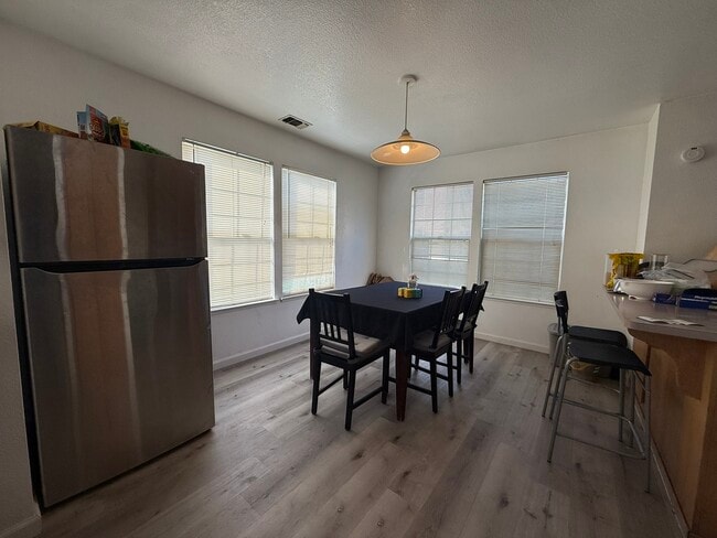 Foto del edificio - 2802 Sycamore Ln