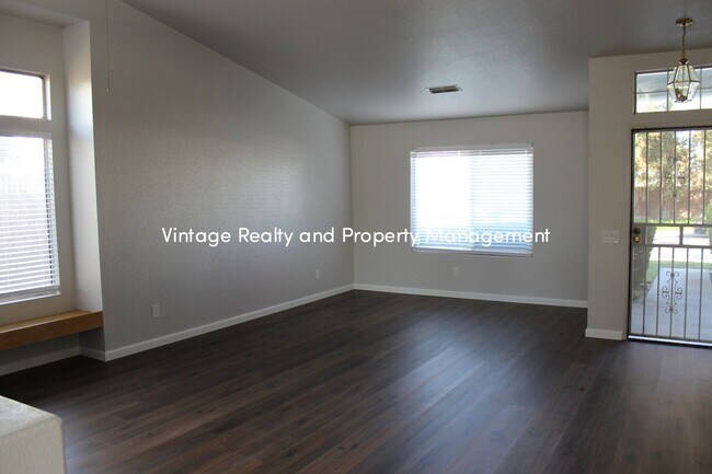 Foto del edificio - Recently Updated 3 Bedroom Home That Is Ready To Go!!!