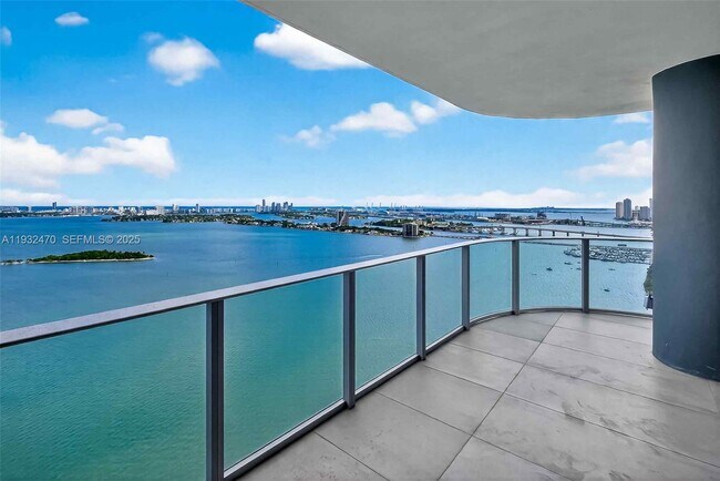 Foto del edificio - 700 NE 24th St