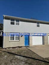 Building Photo - 4100-4102 NE 43rd Terrace