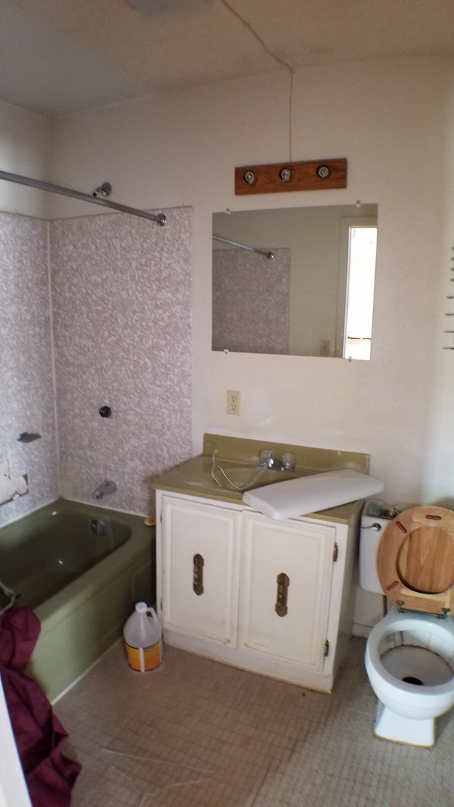 A bathroom that is not completely updated - Streamside Inn