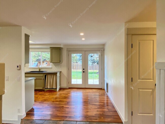 Foto del edificio - Ranch Style Northeast Bend 3 BR - 2 BA w/ ...