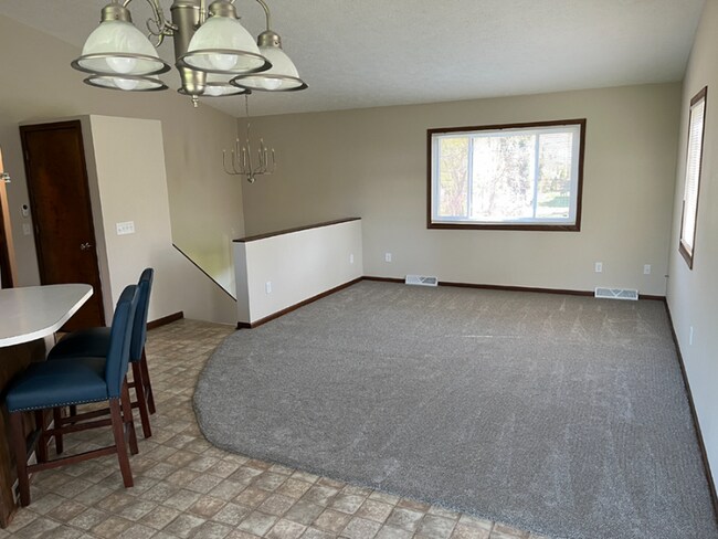 Building Photo - 325 Lamoreaux Dr NW