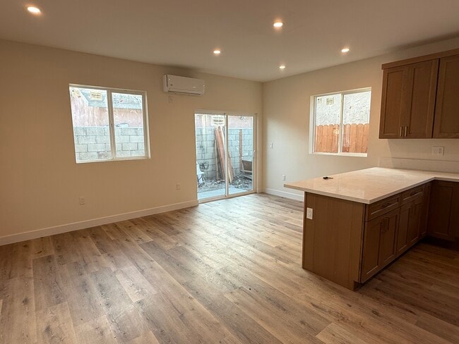 Building Photo - 3877 S Van Ness Ave