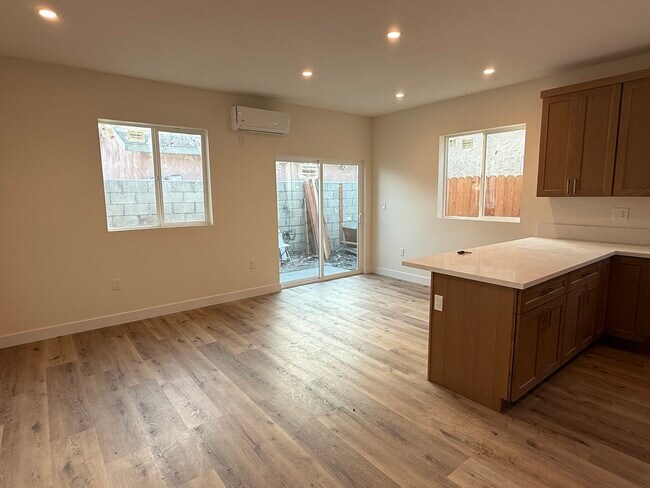 Foto del edificio - 3877 S Van Ness Ave
