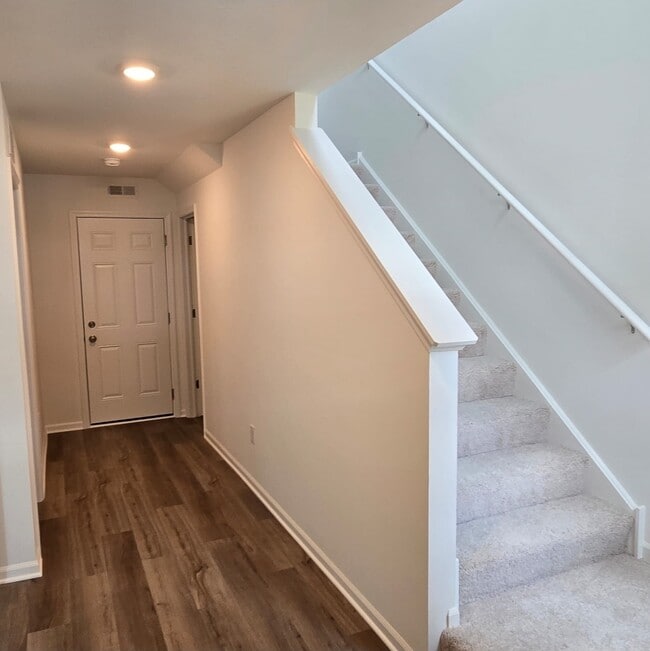 Building Photo - 249 Kingsport Dr