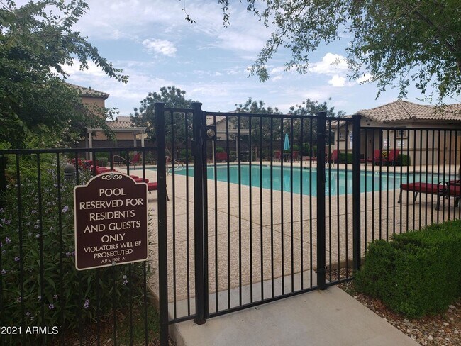 Foto del edificio - 16345 W Latham St