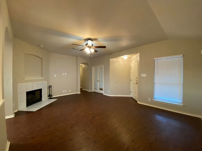 Building Photo - 3/2/2 in Dove Crossing/ Luxury Vinyl Plank...