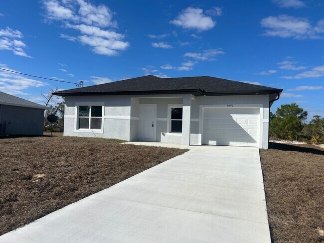 Foto del edificio - Brand-New Modern 2BR/2BA Home with Garage- In Serene Lake Placid Location