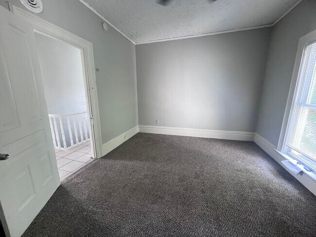 Foto del edificio - Adorable and Spacious Upper One Bedroom on...