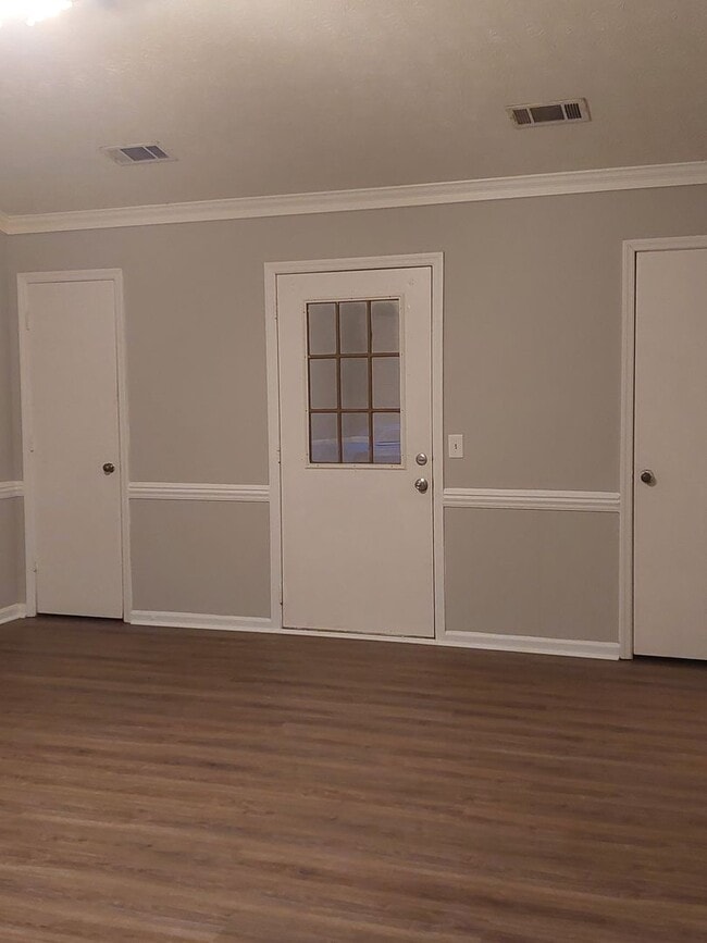 Building Photo - 3062 Viking Dr