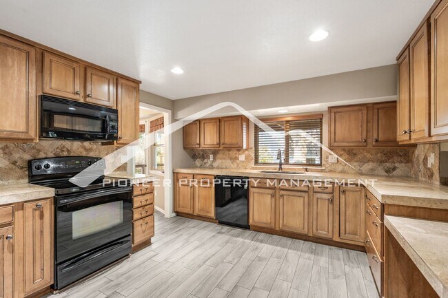 Foto del edificio - Beautifully Updated Rockrimmon Home Near Ute Valley Park with 5 bed, 3 bath, 2 car garage and AC!