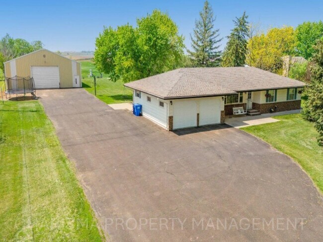 Foto del edificio - RARE FIND – 5 BED / 3.5 BATH RANCH HOME ON...